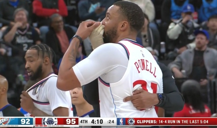 真正的“血帽”！鮑威爾上籃遭亞歷山大封蓋 被打到鼻子血流不止