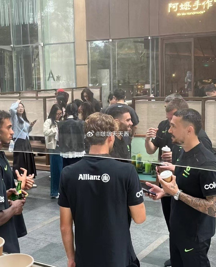 松弛感拉滿！澳大利亞隊員在杭州街頭喝奶茶