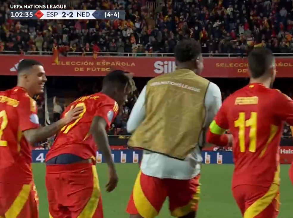 尼科的內(nèi)褲都露了！亞馬爾故意拉低球褲“吊兒郎當(dāng)”回?fù)舴兜路ㄌ?> </a>
                            <div   id=