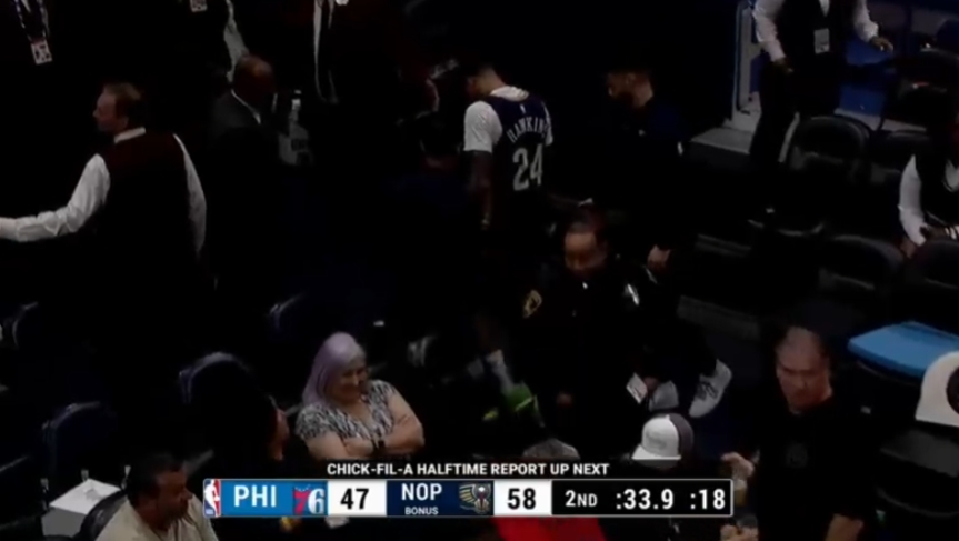 傷病退散！霍金斯落地沒站穩(wěn) 緊捂腳踝痛苦不堪 隨后回到更衣室