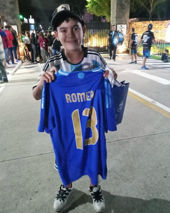 暖心！羅梅羅將簽名球衣贈(zèng)送給哭著接受采訪的小球迷