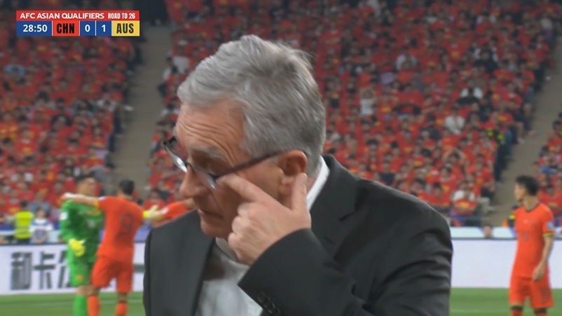 王大雷黃油手送禮！場(chǎng)邊的伊萬(wàn)轉(zhuǎn)頭無(wú)奈抹眼角，與助教討論換人