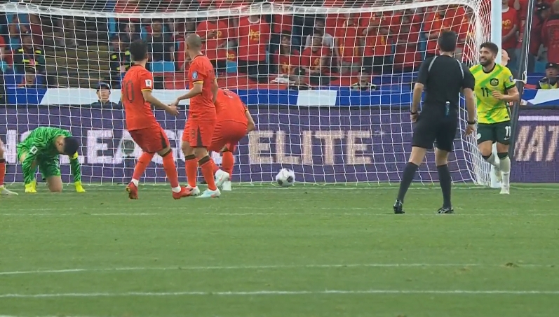 熱議國(guó)足半場(chǎng)：噩夢(mèng)一般，中場(chǎng)不設(shè)防伊萬(wàn)還上前鋒；不慘案就行