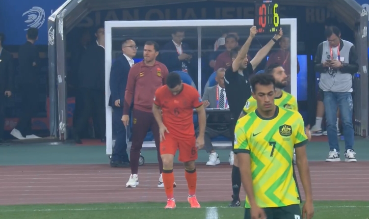 千呼萬喚！塞爾吉尼奧替補登場換下韋世豪，上演國足生涯首秀！