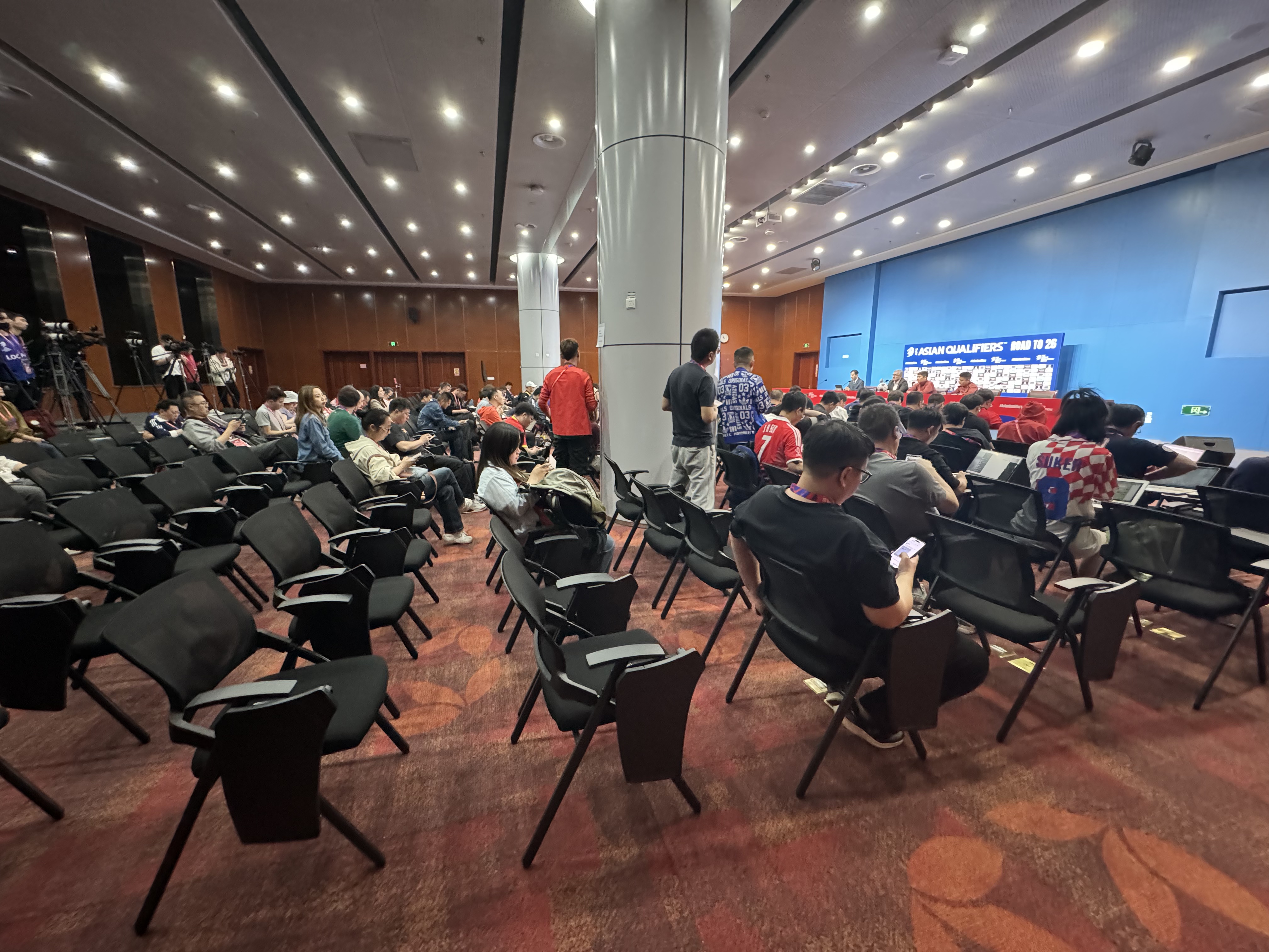 現(xiàn)場(chǎng)直擊|賽前火熱，輸球后冷清！賽后參加發(fā)布會(huì)的記者少了很多