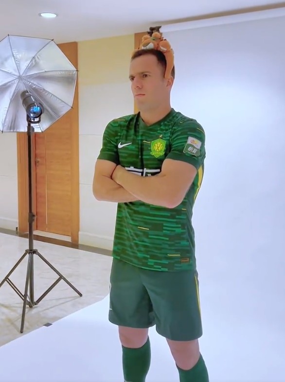 塞爾吉尼奧將迎國安首秀，博主曬其一個月前標(biāo)準(zhǔn)照拍攝花絮