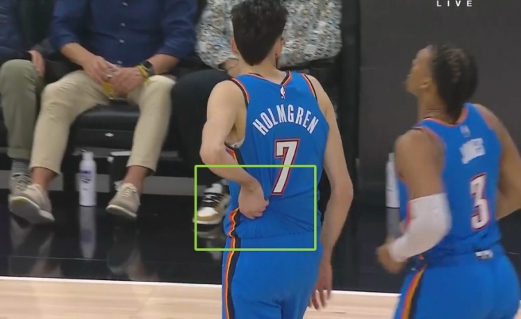 稍有不適！切特扣籃+蓋帽后捂著腰部左側(cè) 但繼續(xù)堅(jiān)持出戰(zhàn)