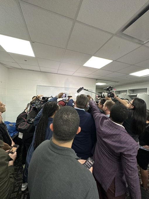 這陣勢！巴特勒采訪現(xiàn)場被圍得水泄不通