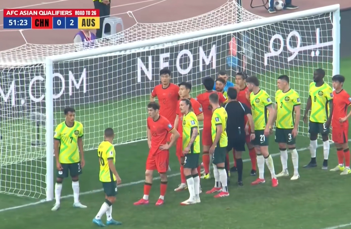 國足角球布置：門前扎人堆，困住澳大利亞1米84門將瑞安
