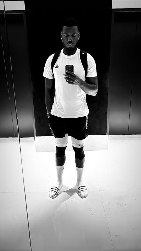 解禁但失業(yè)中！博格巴社媒曬自拍，白T恤小背包+長襪搭涼鞋