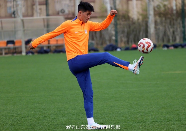 今天泰山B隊在基地內(nèi)積極備戰(zhàn)，彭嘯、依木蘭和陳澤仕參加訓練