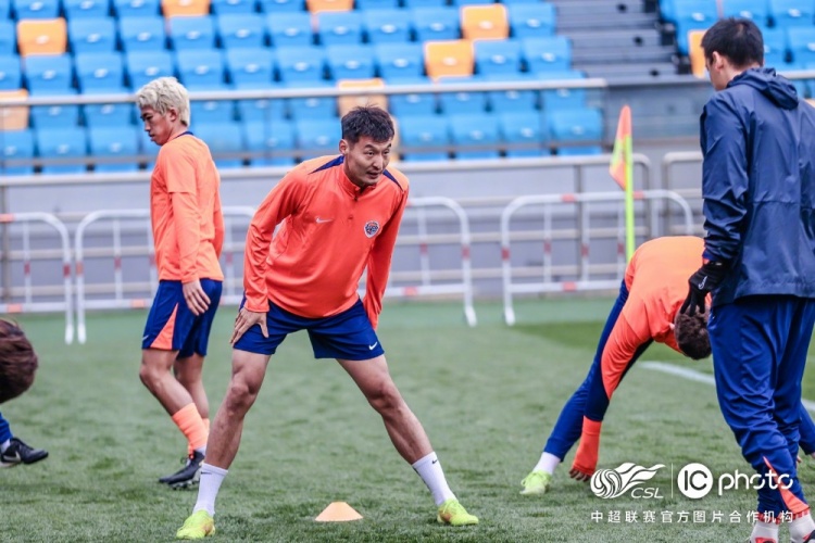 球隊完成在泰達足球場的踩場訓(xùn)練，明日前來天津的球迷注意添衣