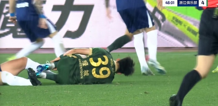 看著都痛！王鈺棟背后遭兇狠犯規(guī)受傷下場(chǎng) 賽后采訪(fǎng)表示并無(wú)大礙