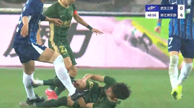 王鈺棟傷退！鄭凱木身后絆倒+踩中王鈺棟腳踝，后者被擔(dān)架抬下