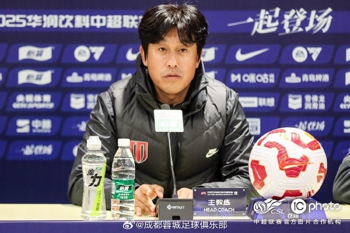 成都蓉城隊主教練徐正源出席客場對陣北京國安的賽前新聞發(fā)布會