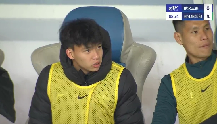 望無大礙！王鈺棟傷退后回到替補(bǔ)席，本場(chǎng)造烏龍+收獲中超處子球