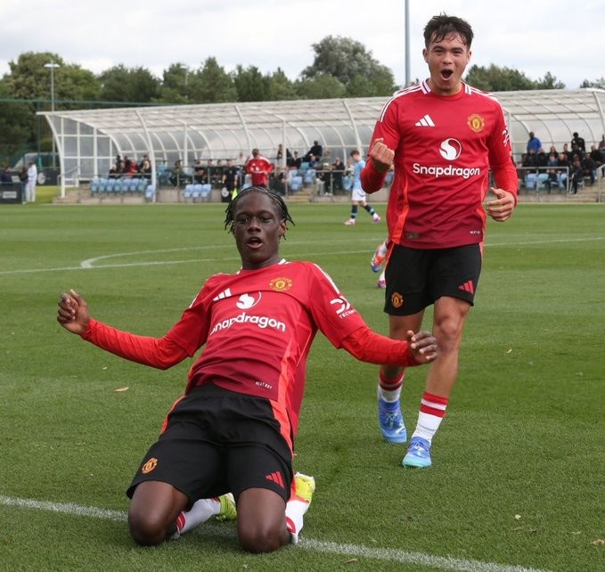 羅馬諾：曼聯(lián)即將續(xù)約17歲小將，聯(lián)賽10場(chǎng)6球&很快會(huì)一線隊(duì)首秀