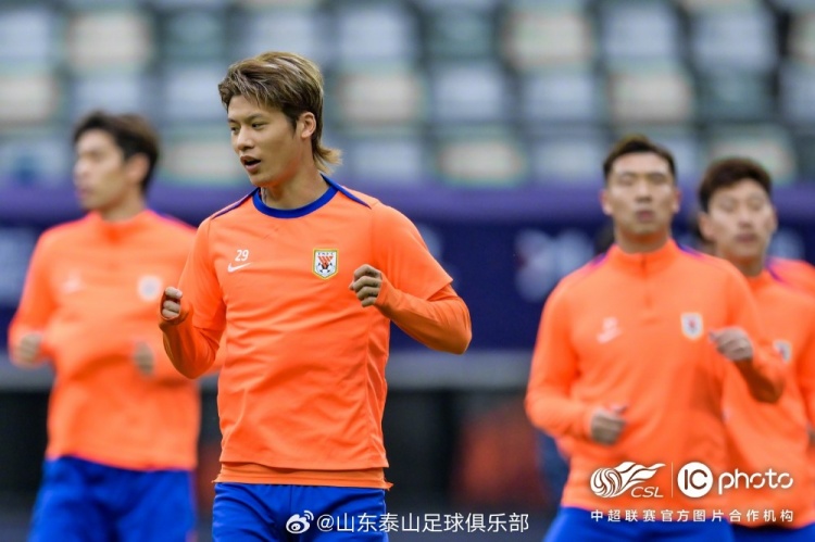 泰山隊(duì)進(jìn)行賽前踩場(chǎng)訓(xùn)練，積極備戰(zhàn)明天與梅州客家隊(duì)的中超聯(lián)賽