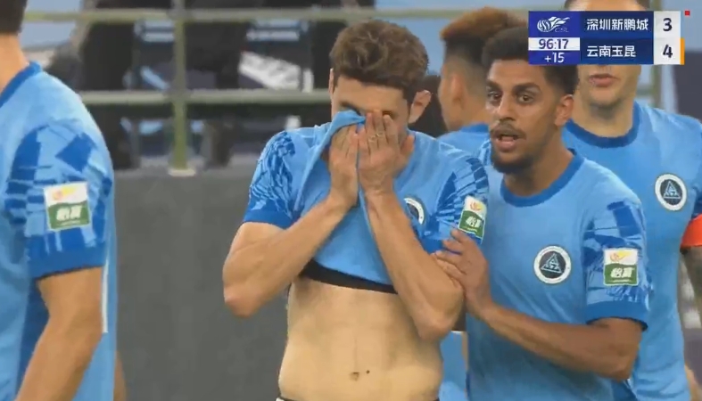 登場僅6分鐘！新鵬城剛扳回一球，拜合拉木揮拳擊打?qū)κ秩炯t！