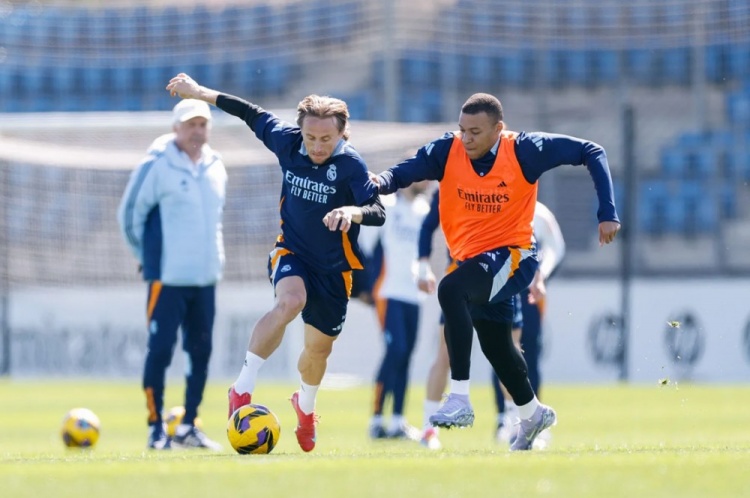 皇馬今日訓(xùn)練：庫(kù)爾圖瓦室內(nèi)訓(xùn)練，門迪和塞巴略斯繼續(xù)恢復(fù)過(guò)程