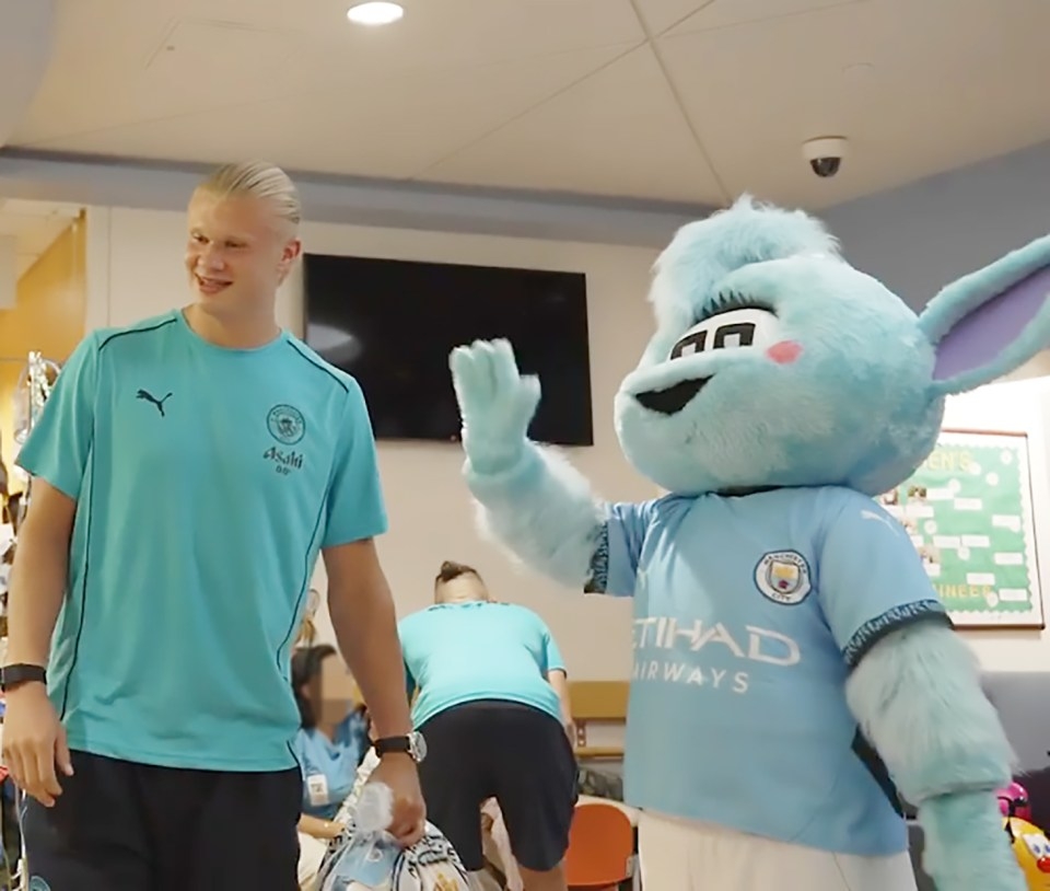 曼城否認(rèn)哈蘭德?lián)舸蚣槲镱^部致員工受傷，員工指控：想掩蓋事實(shí)