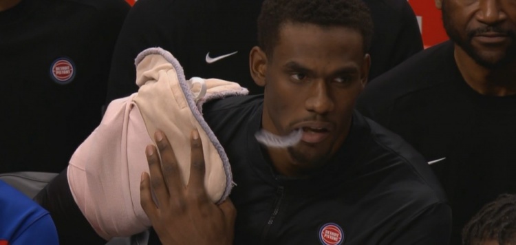 望無大礙！杜倫肩膀疑似出現(xiàn)不適  坐在板凳席上裹著厚厚的繃帶