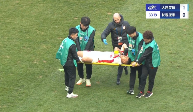 亞泰連續(xù)2人傷退！李申圓直接返回更衣室，譚龍被擔(dān)架抬下球場(chǎng)
