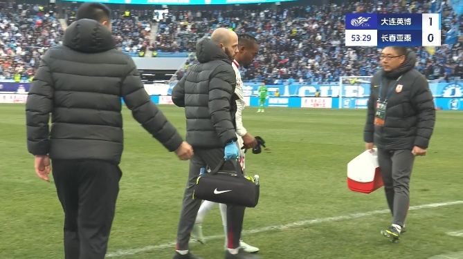 今天第3個(gè)！西普里安傷退，亞泰本場已經(jīng)3人因傷被換下