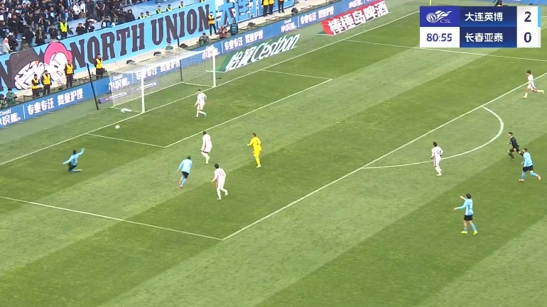 遍地機(jī)會(huì)??！吳亞軻出球送禮，馬萊萊斷球打空門踢偏！