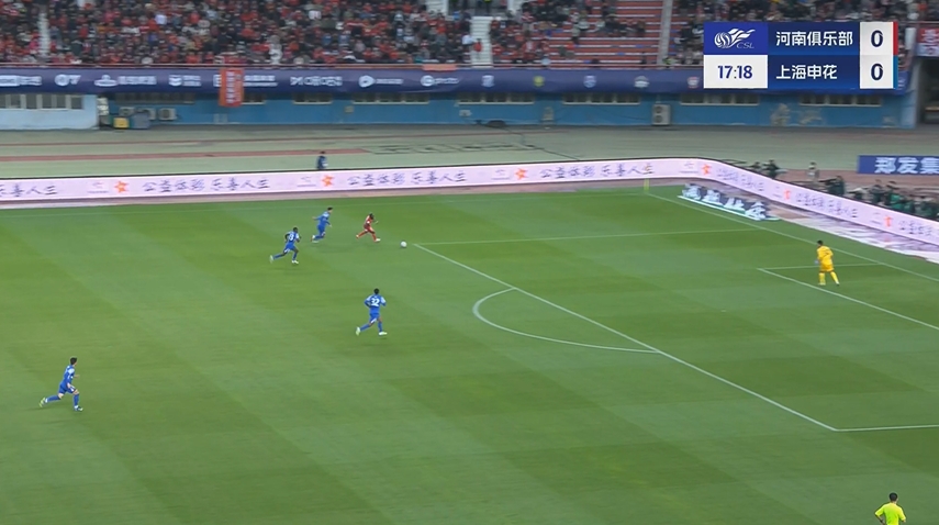 拉都拉不??！阿奇姆彭邊路超車蔣圣龍，小角度打門被撲