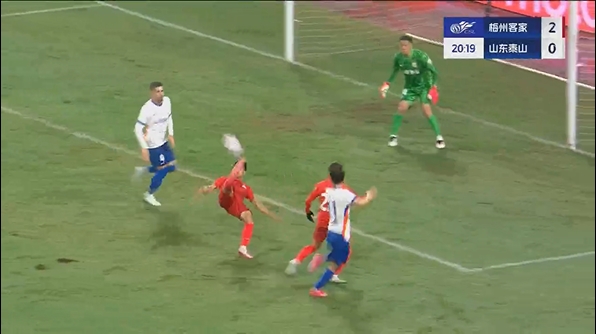 泰山20分鐘0-2落后梅州！楊超聲倒鉤破門&2場(chǎng)3球狂奔半場(chǎng)滑跪慶祝