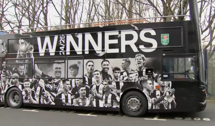 20萬人一起嗨！紐卡奪冠游行大巴亮相：黑色車身+全隊(duì)畫像