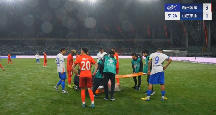 望無大礙！羅德里格斷球反擊突然“哎喲”倒地，摸膝蓋被擔(dān)架抬下