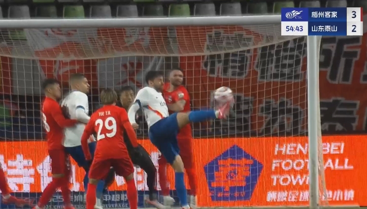 伊布式進(jìn)球！澤卡倚人勾射破門，泰山再扳一球2-3落后梅州