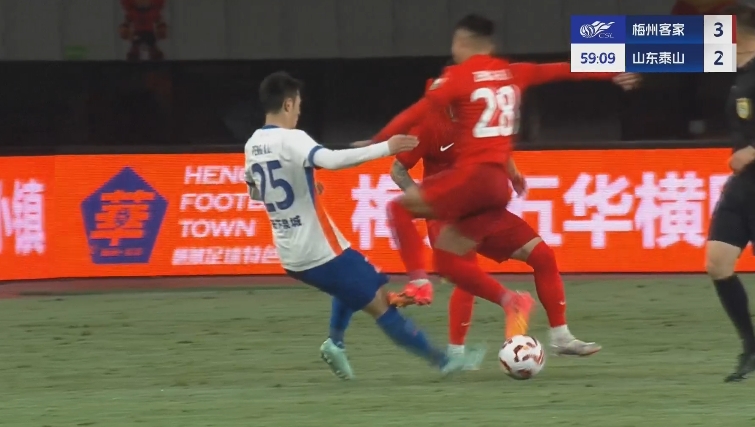 輕功水上漂？！鐘浩然跳起搶斷，鞋底踩彭欣力膝蓋起飛！直紅罰下