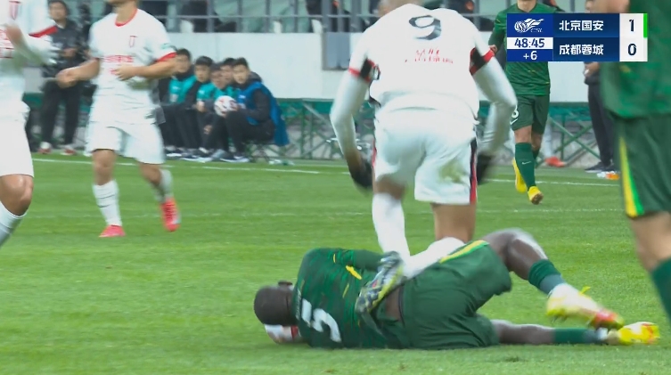 馬寧趕緊拉開！費利佩倒地時踩到恩加德烏腹部，兩隊爆發(fā)沖突