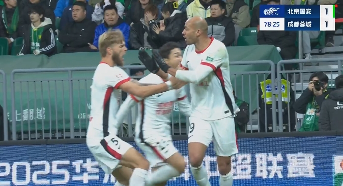 錯(cuò)進(jìn)錯(cuò)出！第77分鐘費(fèi)利佩亂戰(zhàn)破門，蓉城1-1追平國(guó)安