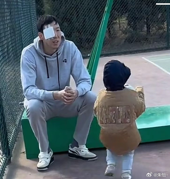 顧家好男人！記者曬出周琦手術(shù)后回歸家庭帶娃照片