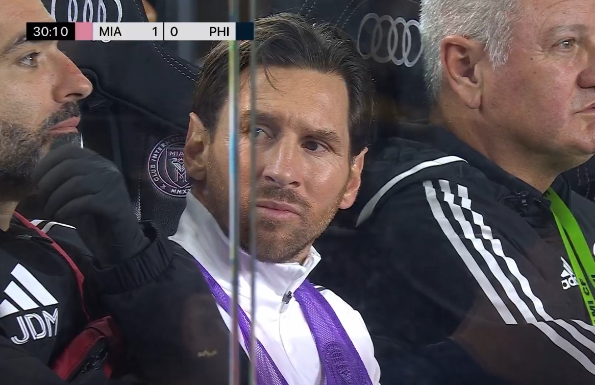 何解梅癮？鏡頭頻頻給到場邊的梅西，缺席阿根廷比賽后繼續(xù)替補