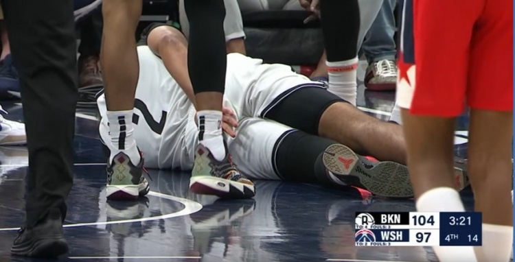 希望沒事??！卡梅隆-約翰遜對抗防守平拍在地板上 已返回更衣室