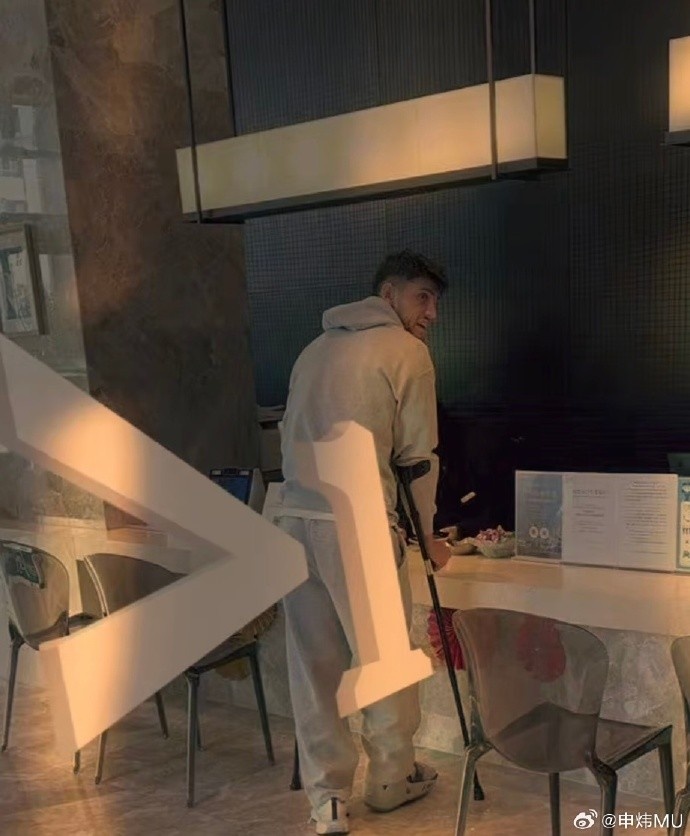 看著傷勢不輕，天津記者曬照：薩爾瓦多已經(jīng)上了護(hù)具拐杖