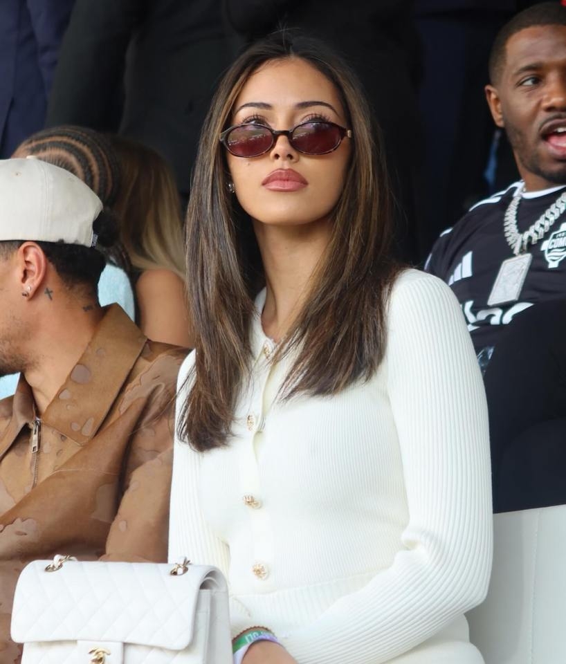 球場失意情場得意！阿里攜超模女友看球 后者大秀美腿&已交往3年