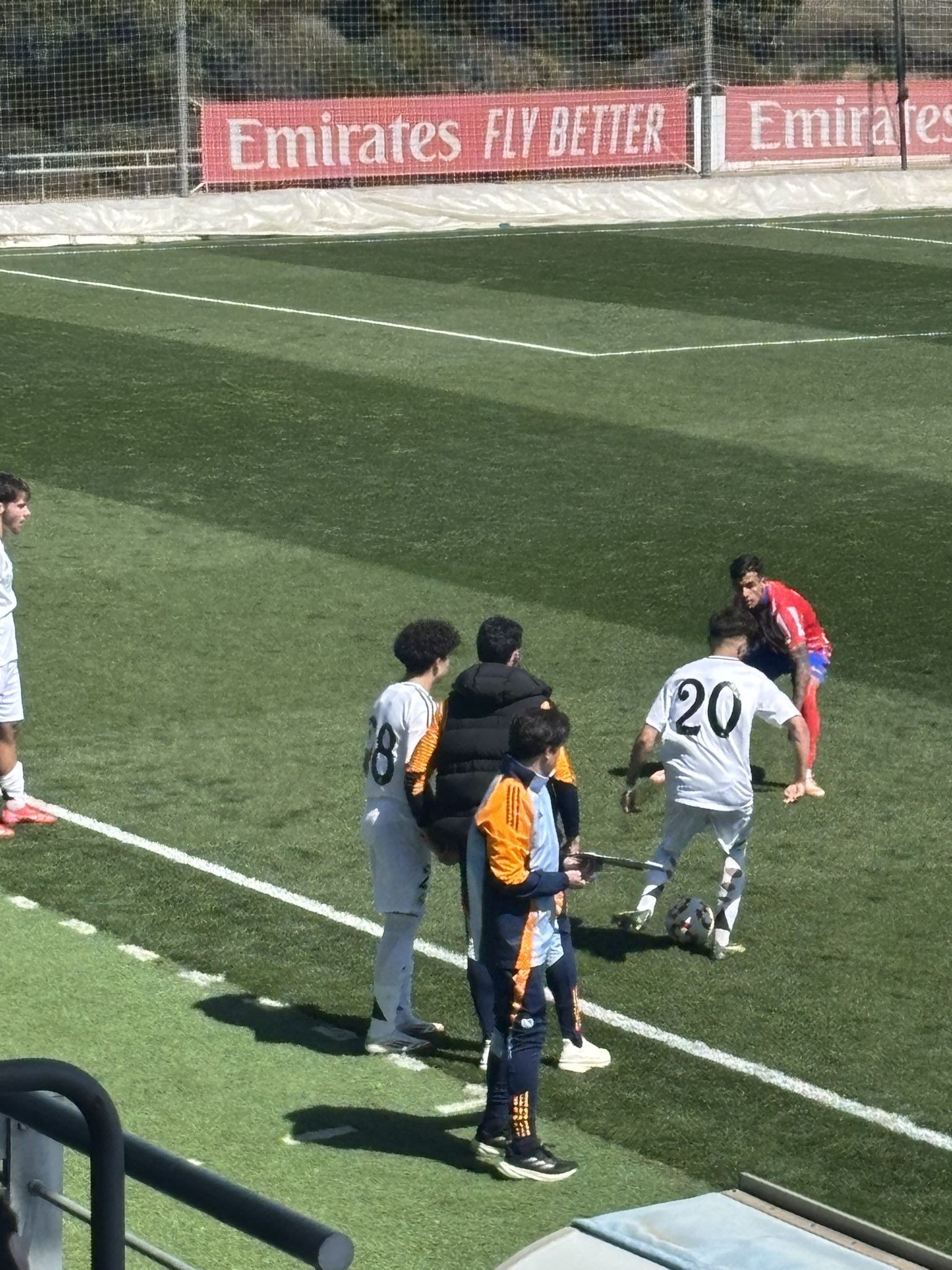 天賦滿滿！馬塞洛15歲兒子恩佐皇馬U19首秀，登場5分鐘腳后跟助攻