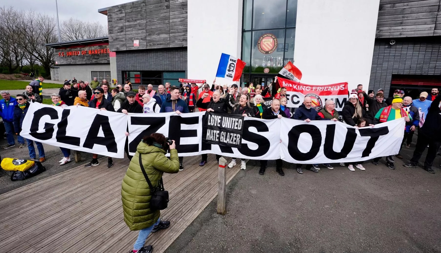 曼聯(lián)球迷組織舉行聯(lián)合抗議活動(dòng)，表達(dá)對(duì)格雷澤家族的抗議