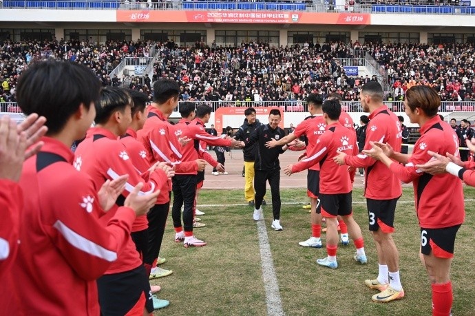 今日賽前，俱樂(lè)部為前球員馬曉磊及文爍舉行了退役儀式