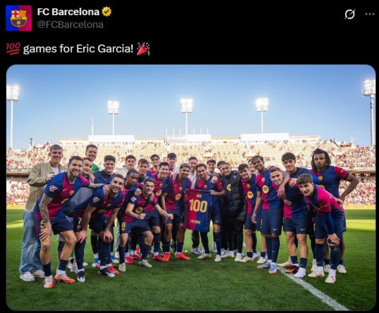 埃里克-加西亞迎巴薩百場里程碑，獲贈紀念球衣&與全隊合影留念