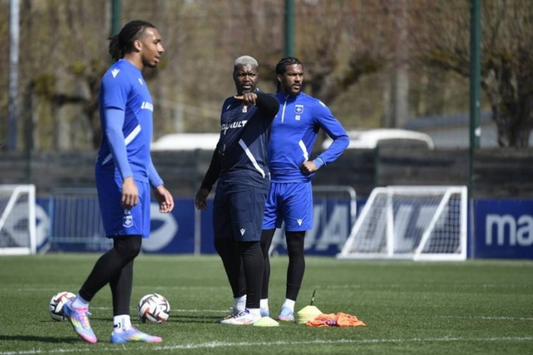 西塞：我現(xiàn)在是歐塞爾的前鋒教練、媒體顧問(wèn)和音樂(lè)DJ！