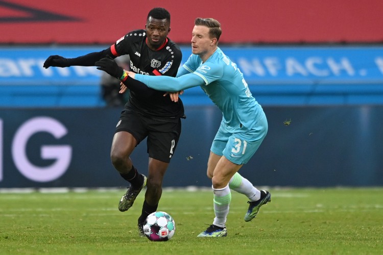 記者：藥廠中衛(wèi)塔普索巴缺席賽前訓(xùn)練，他明日很可能無(wú)法出戰(zhàn)拜仁