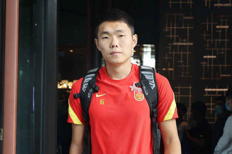 媒體人：國足征召5名邊后衛(wèi)真的有必要嗎？中場堆積眾多8號位