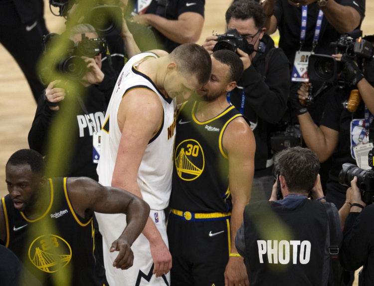 18+米遠！單賽季命中兩記60+英尺投籃的球員：約基奇、庫里